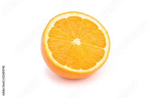 Halbierte Orange isoliert mit Schatten