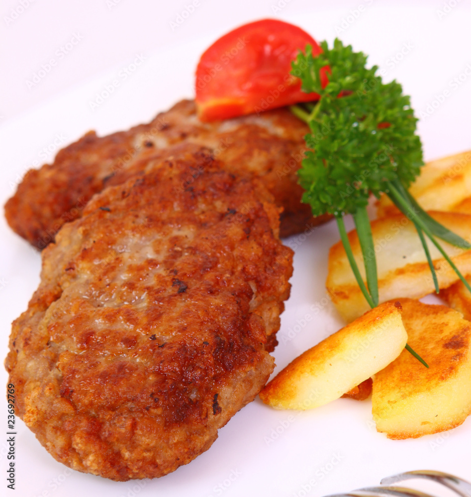 hackfleisch-frikadellen mit bratkartoffeln Stock Photo | Adobe Stock