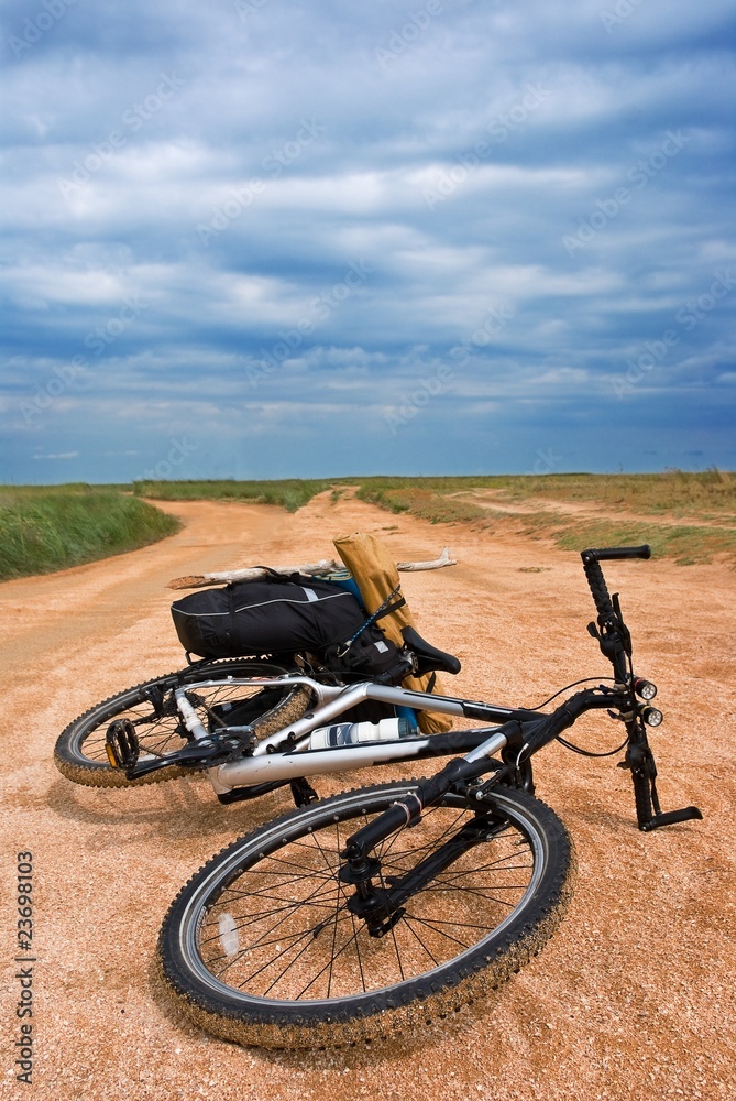 Obraz premium bicycle on a sandy road