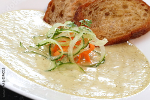 Suppe von Senfgurken mit Gemüsefäden
