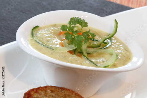 Suppe von Essiggurken mit Gemüsefäden