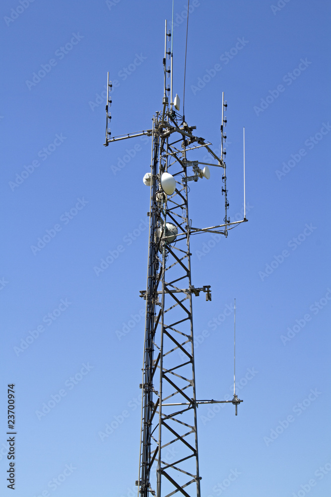 Mast mit Mobilfunkantennen Mast mit Mobilfunkantennen