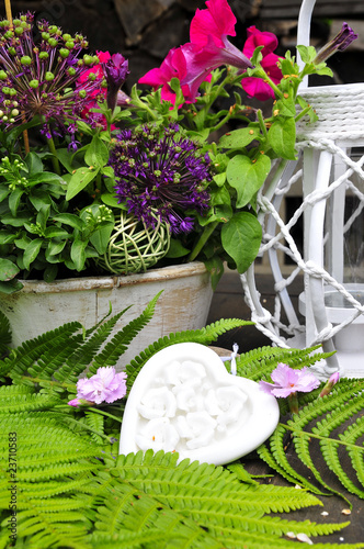 Blumendekoration auf Terrasse photo