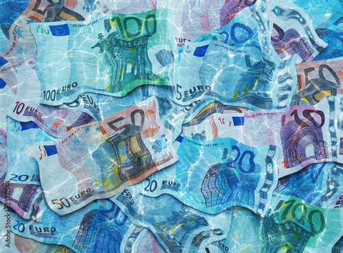 Geldscheine unter Wasser