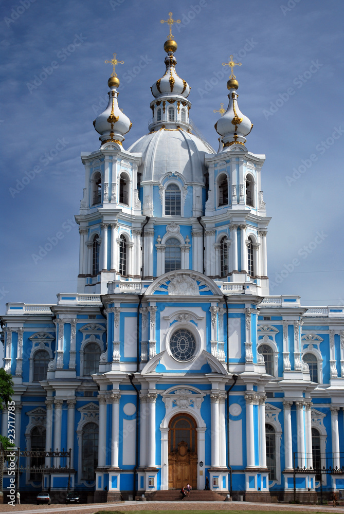 Fototapeta premium Face à la cathédrale Smolny de Saint Petersbourg