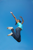 Afrikanerin springt vor blauem Himmel