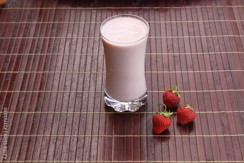 Erdbeermilch Stock-Foto | Adobe Stock Erdbeermilch Stock-Foto | Adobe Stock