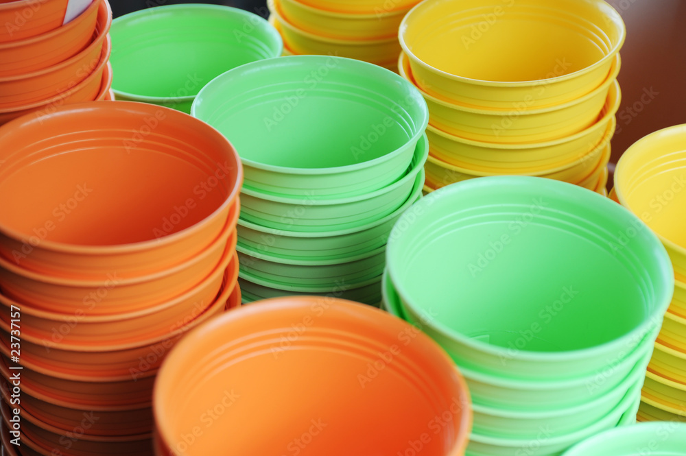 Rot grün gelbe Plastiktöpfe Rot grün gelbe Plastiktöpfe
