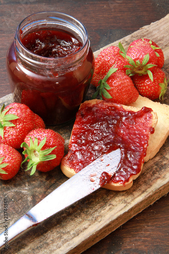 marmellata di fragole photo