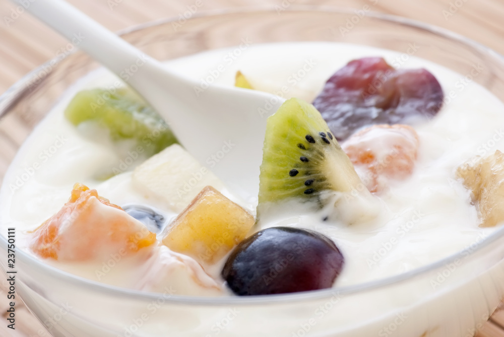 Fruchtjoghurt mit Früchten Stock-Foto | Adobe Stock