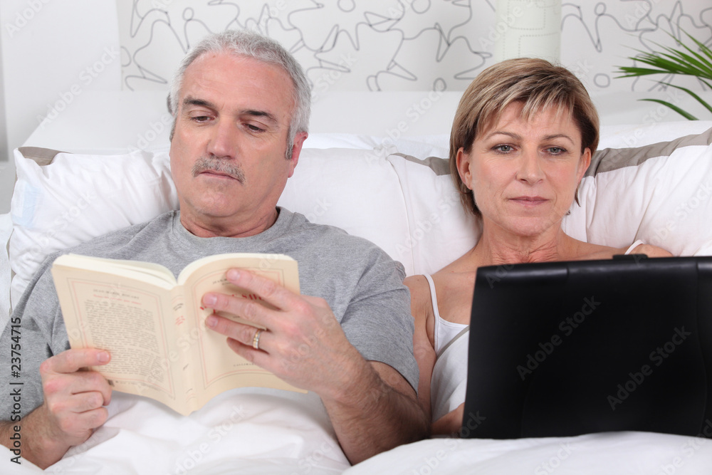Couple de senior allongées dans un lit Couple de senior allongées dans un lit