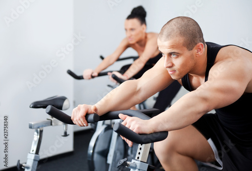 man spinning veloargometer gym