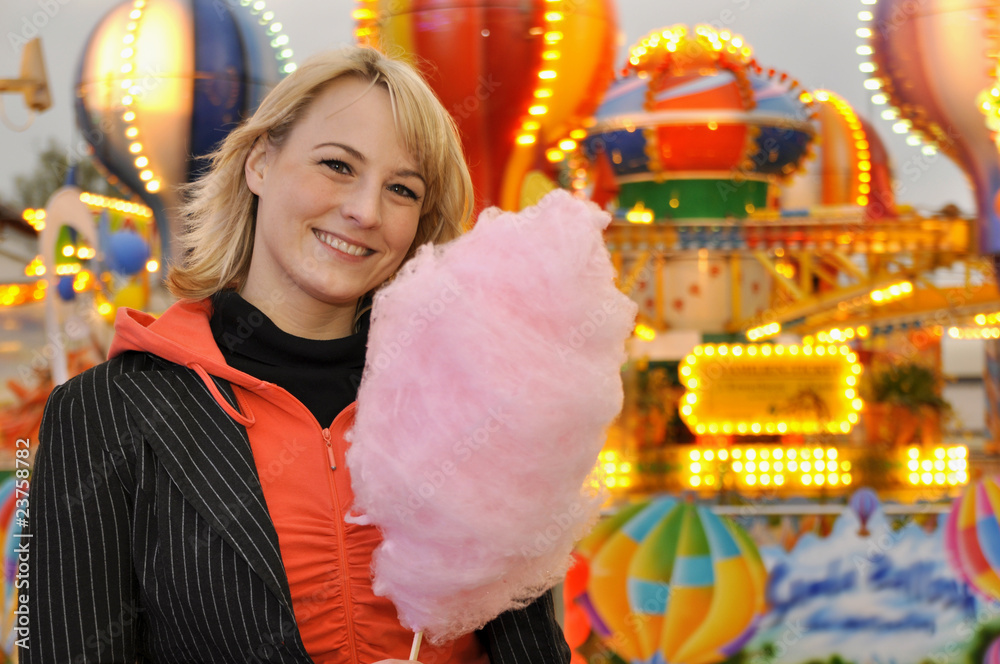 Junge Frau mit Zuckerwatte auf Kirmes Junge Frau mit Zuckerwatte auf Kirmes
