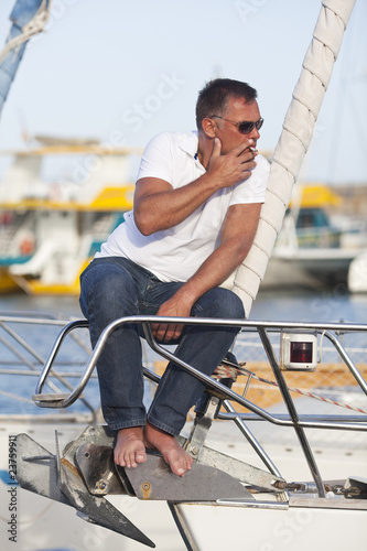 Raucher auf einer Segeljacht