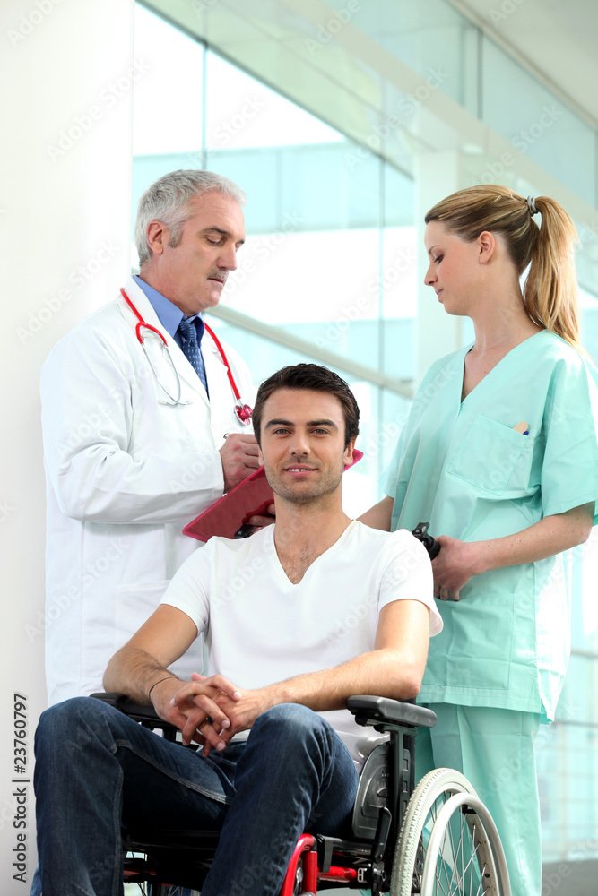 Jeune infirme et équipe médicale