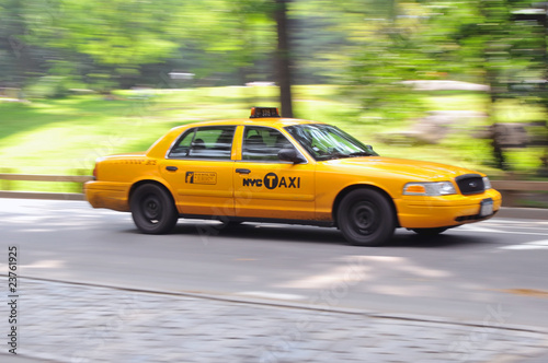 Photo Yellow Cab dashes in Central Park.