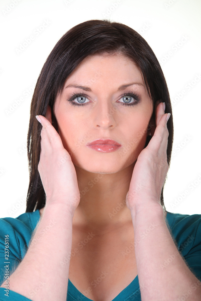 Portrait d'une femme les mains sur les oreilles