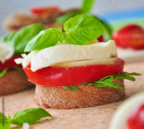 Vollkorn Ciabatta belegt mit Tomate und Mozzarella photo