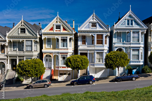 VICORIAN HOUSES PAINTED LADIES