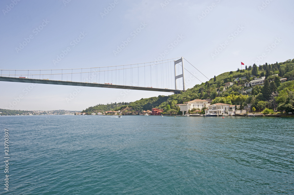 Obraz premium Large suspension bridge over a river