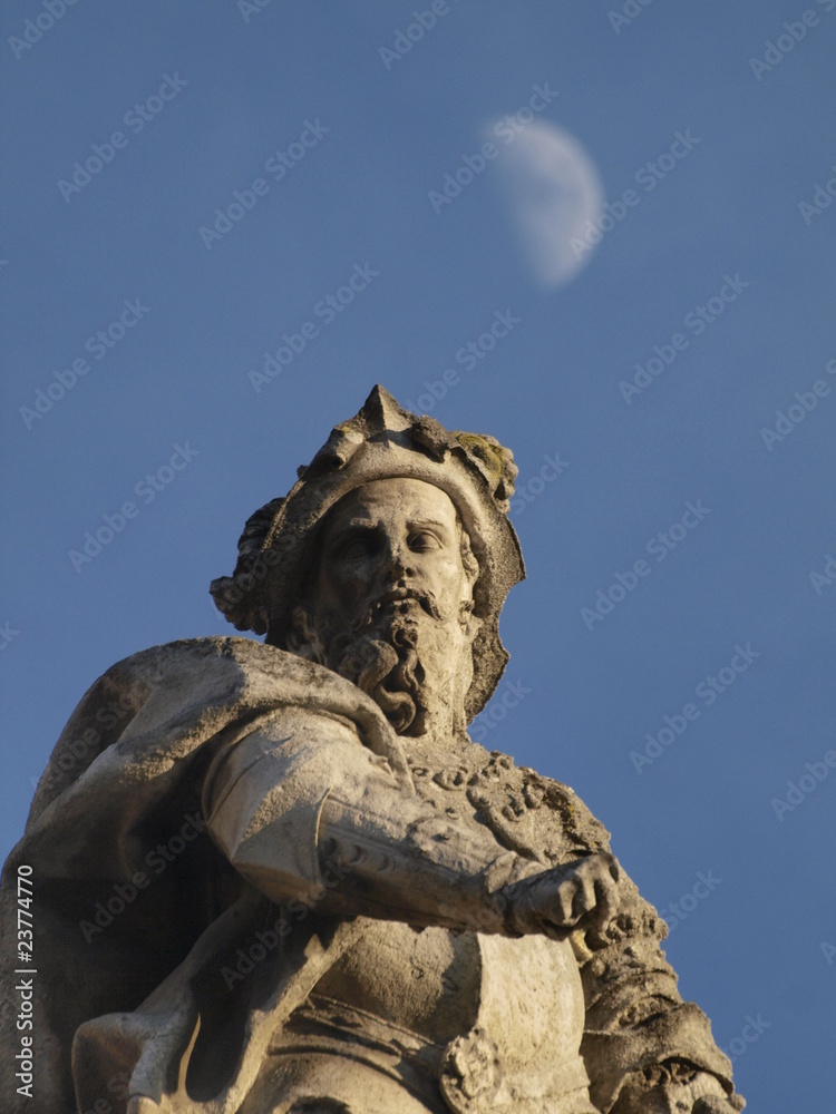 Obraz premium Estatua en la Universidad de Valladolid y luna