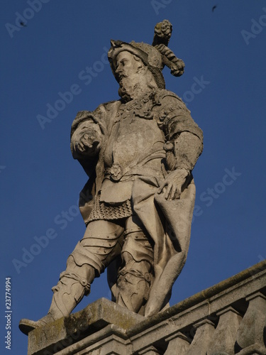 Escultura en la fachada de la Universidad de Valladolid