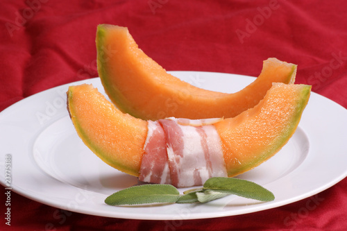 Melonenscheibe mit Speckstreifen