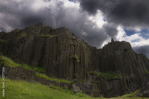 basaltfelsen steinorgel mit gewitterwolken