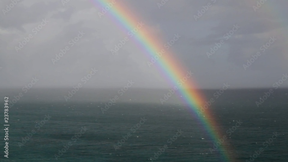 Arc-en-ciel et grain sur la mer.