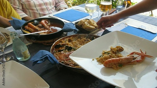 SIRVIENDO UNA PAELLA MARINERA