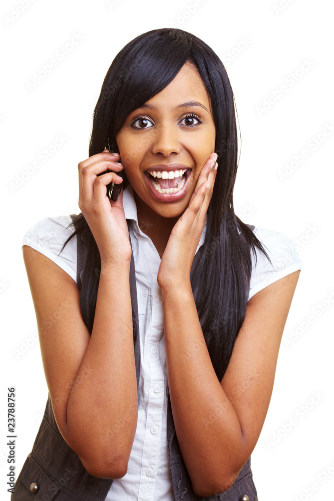 Afrikanischer Teenager telefoniert Afrikanischer Teenager telefoniert