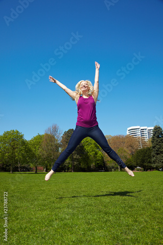 Blondine springt im Park