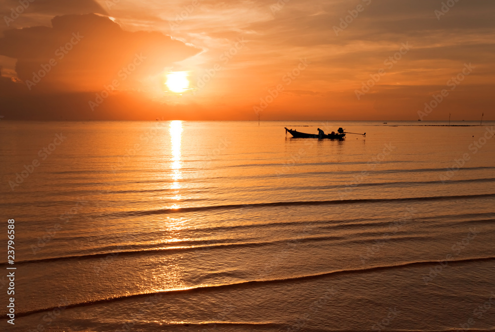 Fototapeta premium Tropical sunset in the sea. Thailand