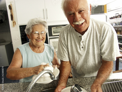 Abuelos lavando platos. photo