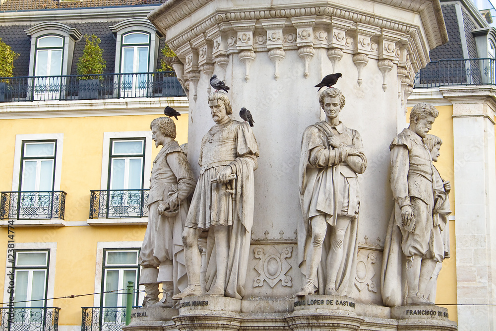 Estatuas y palomas en Lisboa