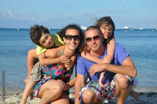 famille heureuse - vacances d'été plage