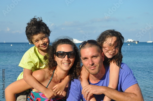famille heureuse en vacances d'été sur la plage © Claireliot