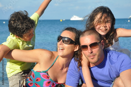famille heureuse - vacances d'été à la plage