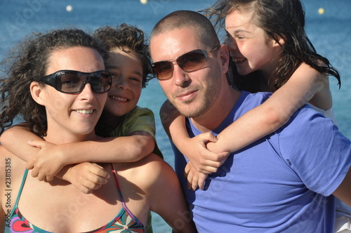 portrait famille heureuse en vacances d'été sur la plage