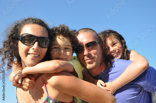 famille heureuse fond ciel bleu