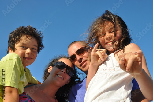 famille heureuse fond ciel bleu