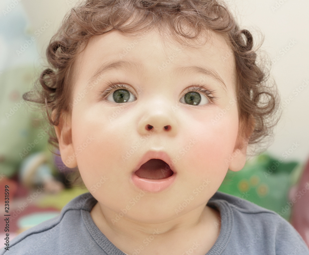 Portrait beau bébé garçon étonné Stock Photo | Adobe Stock