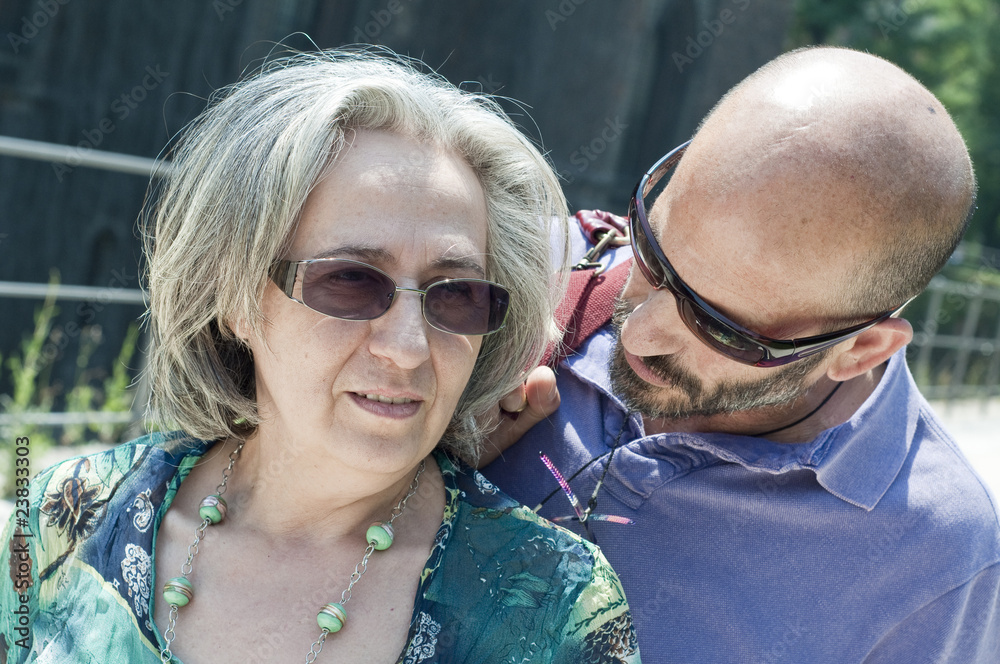 uomo e donna con occhiali da sole sorridono uomo e donna con occhiali da sole sorridono