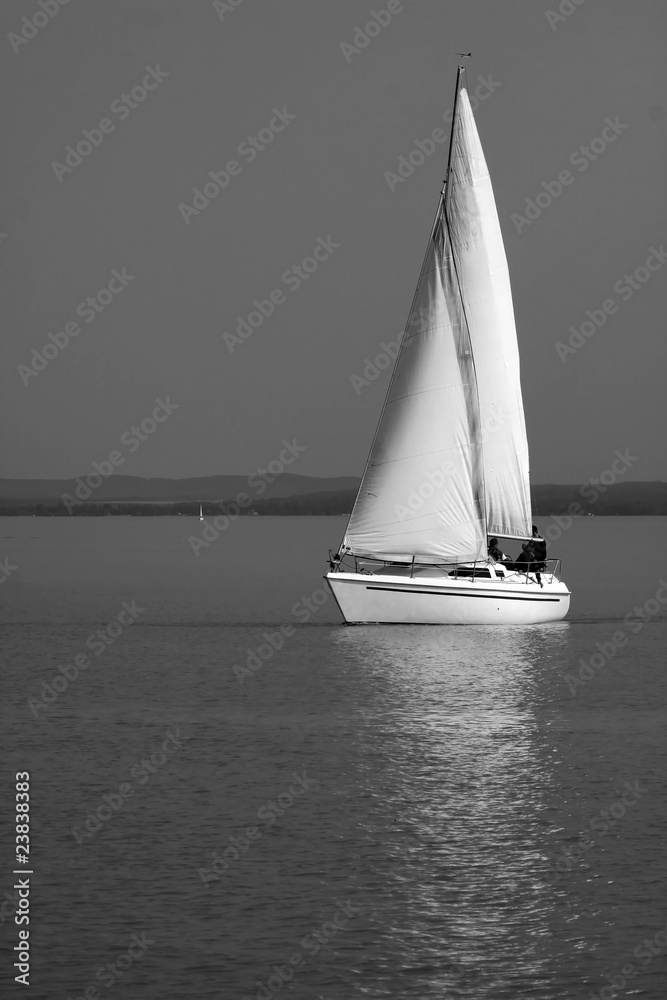 Weißes Segelboot am Plattensee