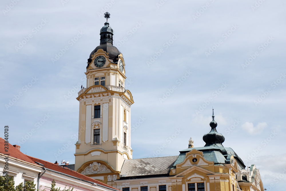 Obraz premium Rathausturm und Rathaus Pécs