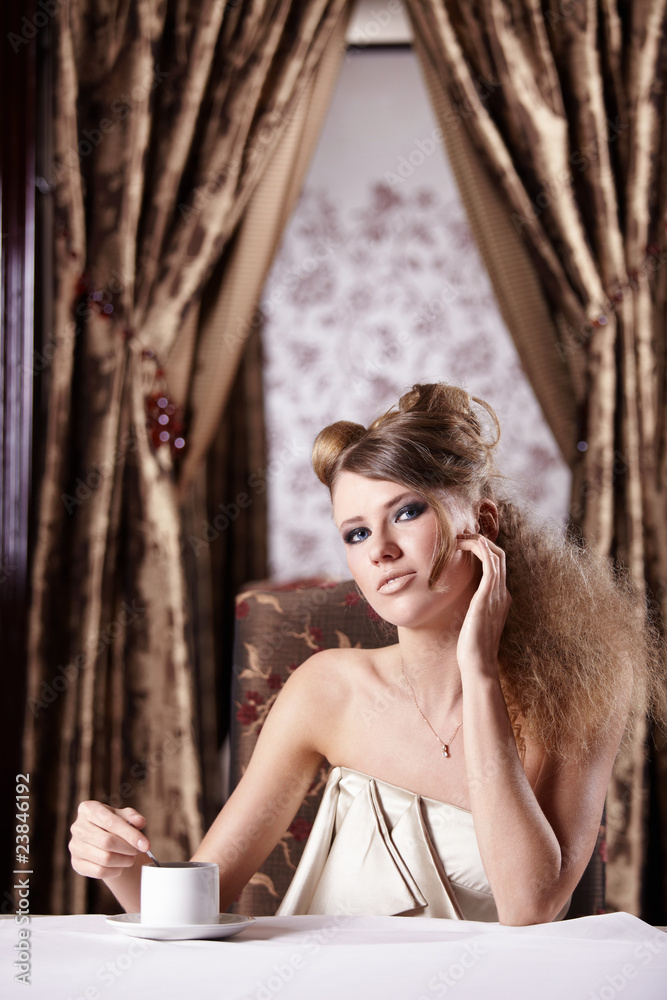 Obraz premium The girl at restaurant