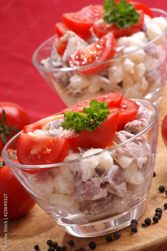 hausgemachter Nudelsalat mit Putenfleisch und Tomate hausgemachter Nudelsalat mit Putenfleisch und Tomate