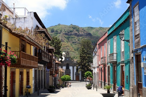 Strasse mit Holzbalkonen in Teror (Gran Canaria)