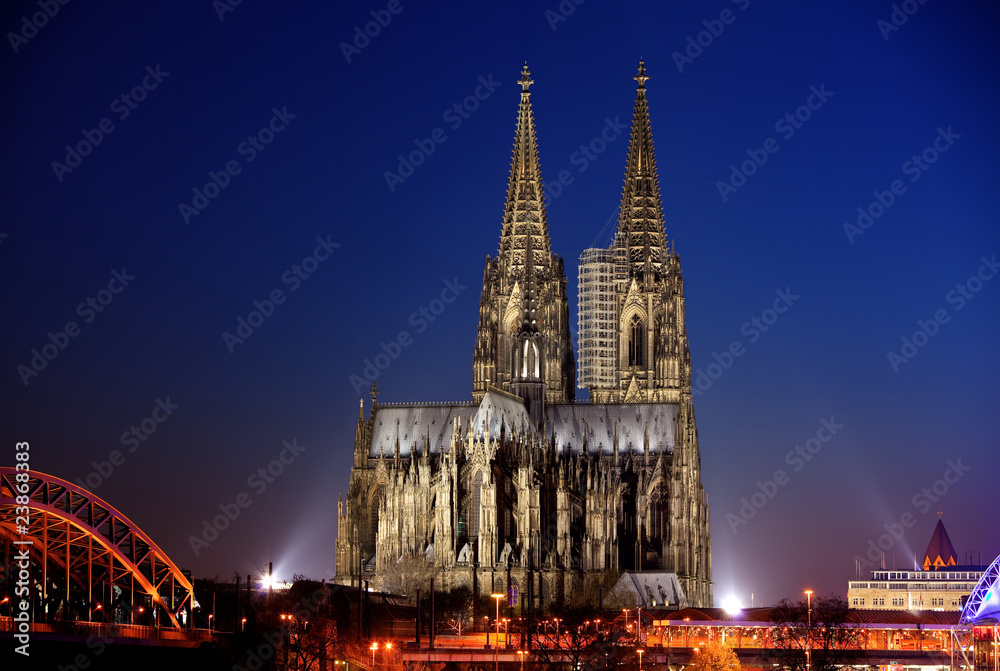 Kölner Dom bei Sonnenuntergang