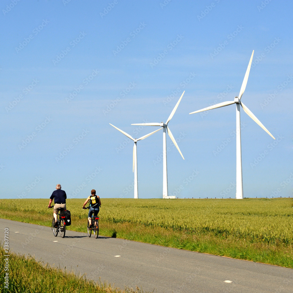 Obraz premium Ballade en vélo au pied des éoliennes